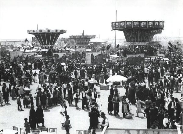 Târgul Moșilor din București, bâlci, lume multă, distracție, anii 1920.jpg